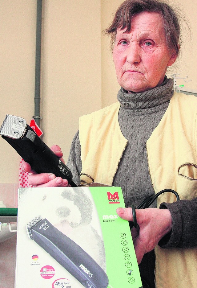 Maria Mrozińska cieszy się z darów od niemieckiej fundacji