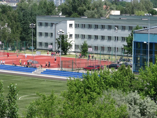 Uczniowie szkoły na osiedlu Sikornik mogą korzystać z basenu oraz dwóch pełnowymiarowych boisk,