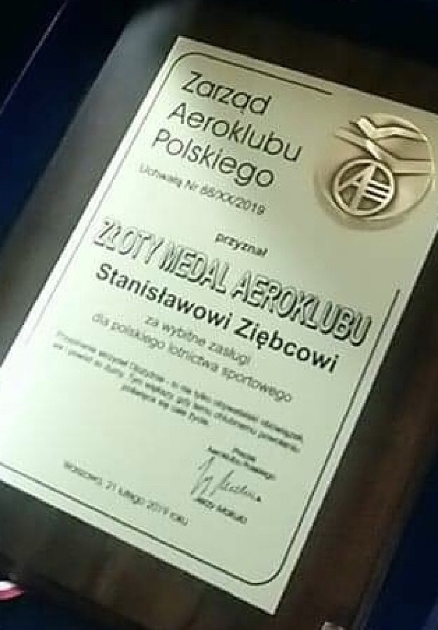 Kapitan Stanisław Ziębiec, instruktor Aeroklubu Ziemi Piotrkowskiej otrzymał Złoty Medal AP