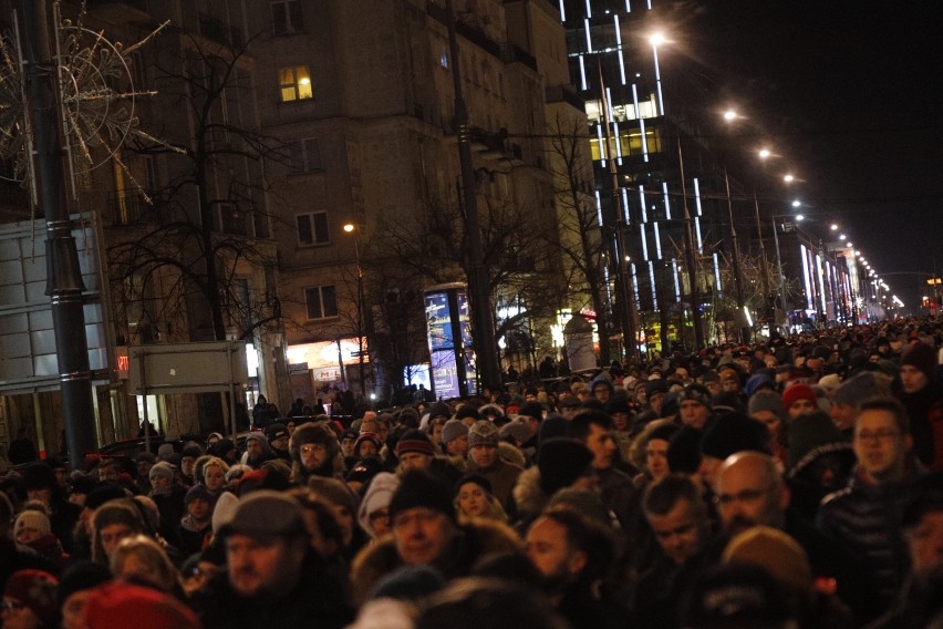 Plac Defilad. Warszawa żegna Prezydenta Gdańska. Znicze i...