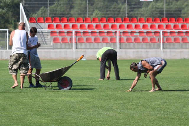 W środę Drutex-Bytovia trenowała w towarzystwie pracowników wykonujących ostatnie poprawki na stadionie