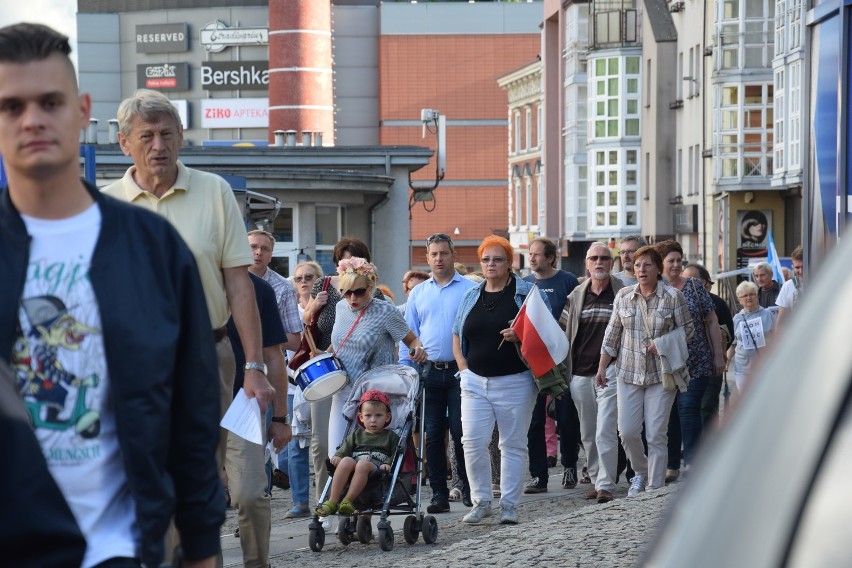 Rybniczanie protestowali pod biurami posłów PiS [ZDJĘCIA WIDEO]