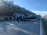 Wypadek busa z lawetą przewożącą samochody osobowe na autostradzie A2