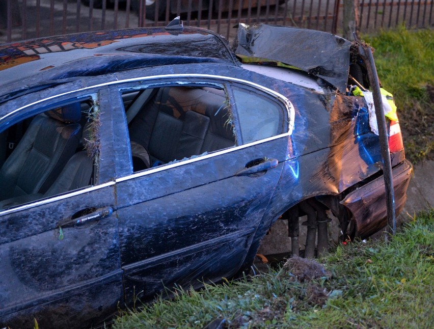 Na zakręcie w Żurawicy BMW wypadło z drogi. W środku były 4 osoby w tym dzieci [ZDJĘCIA]