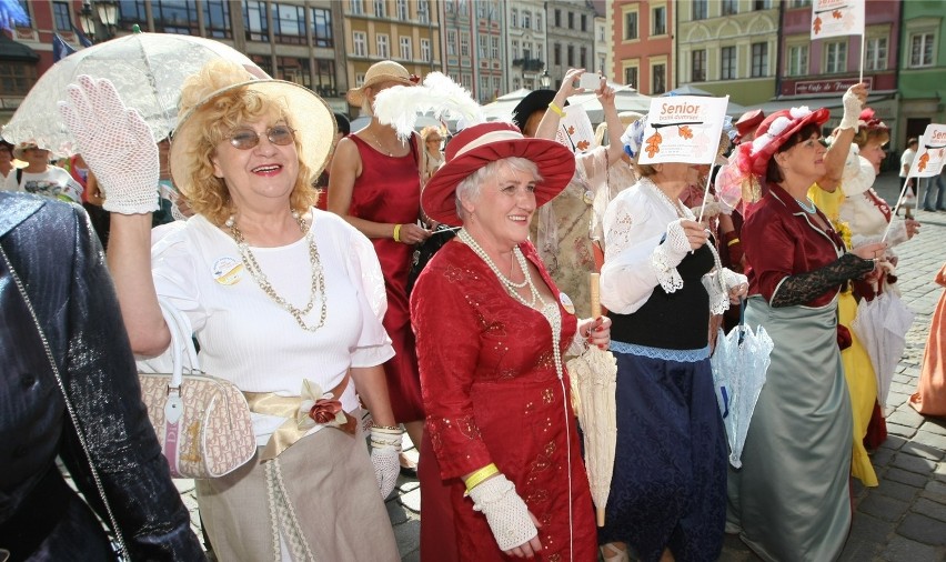 Marsz Kapeluszy we Wrocławiu. Seniorzy pobili rekord Guinnessa (ZDJĘCIA, FILM)