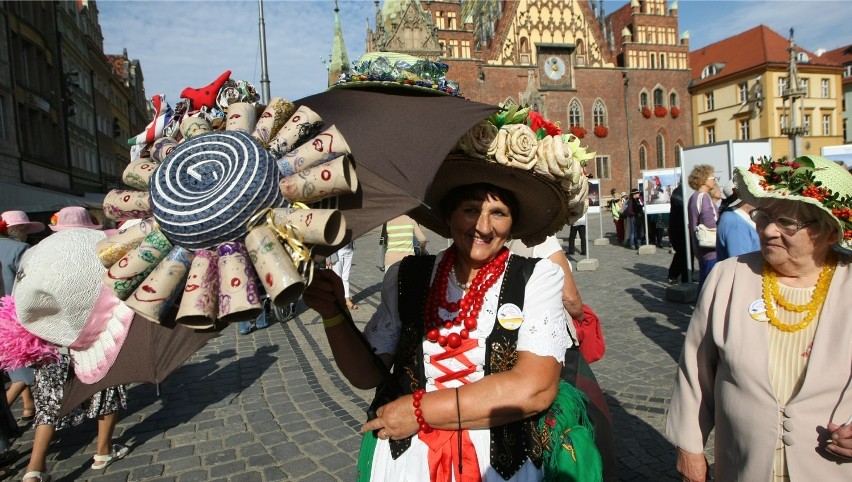 Marsz Kapeluszy we Wrocławiu. Seniorzy pobili rekord Guinnessa (ZDJĘCIA, FILM)