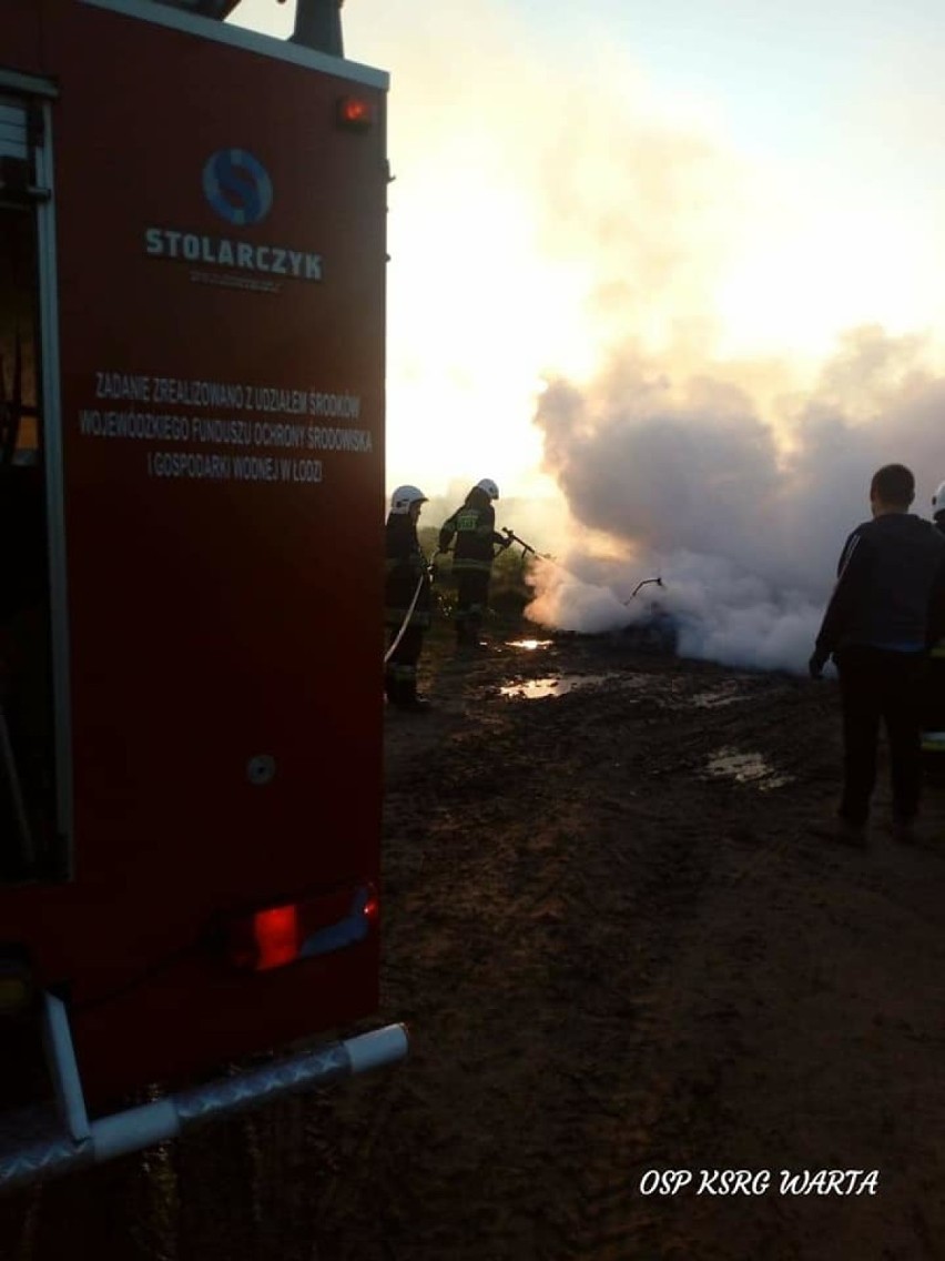 W Raczkowie w gminie Warta strażacy gasili palące się śmieci 