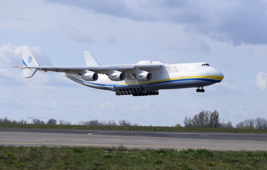 KGHM: Antonow, największy samolot transportowy świata przywiózł do Polski sprzęt medyczny