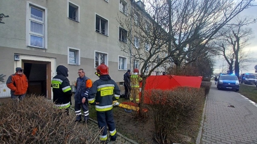Jedna osoba zginęła w pożarze mieszkania przy ul. Borowskiej we Wrocławiu [ZDJĘCIA]