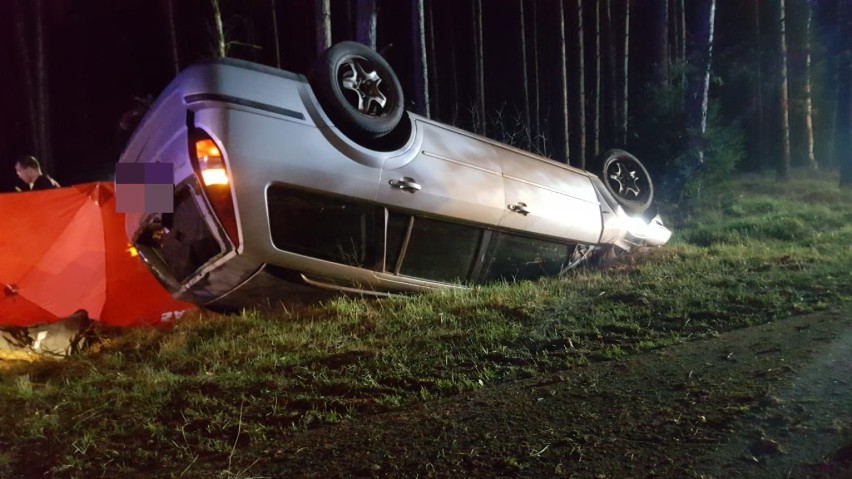 Śmiertelny wypadek koło Szczecinka. Zginął kierowca [zdjęcia]