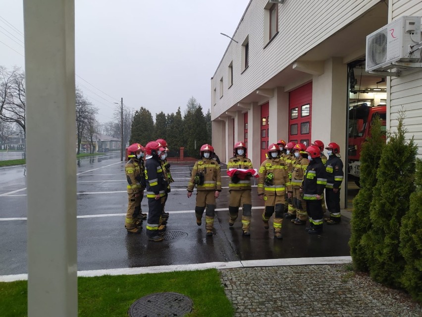 Dzień Flagi  w Zduńskiej Woli. Zduńska Wola. Uroczyste podniesienie flagi państwowej u strażaków