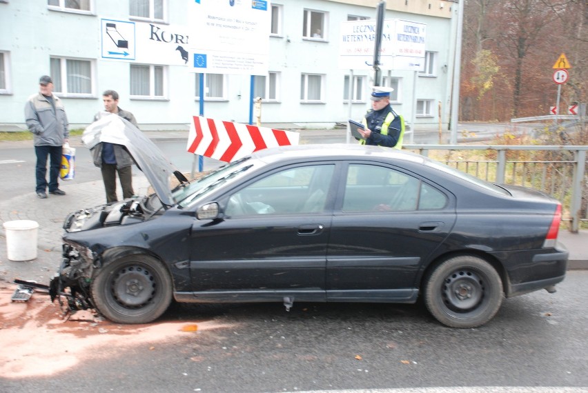 Kartuzy. &quot;Czołówka&quot; na skrzyżowaniu ul. 3 Maja i ul. Słonecznej