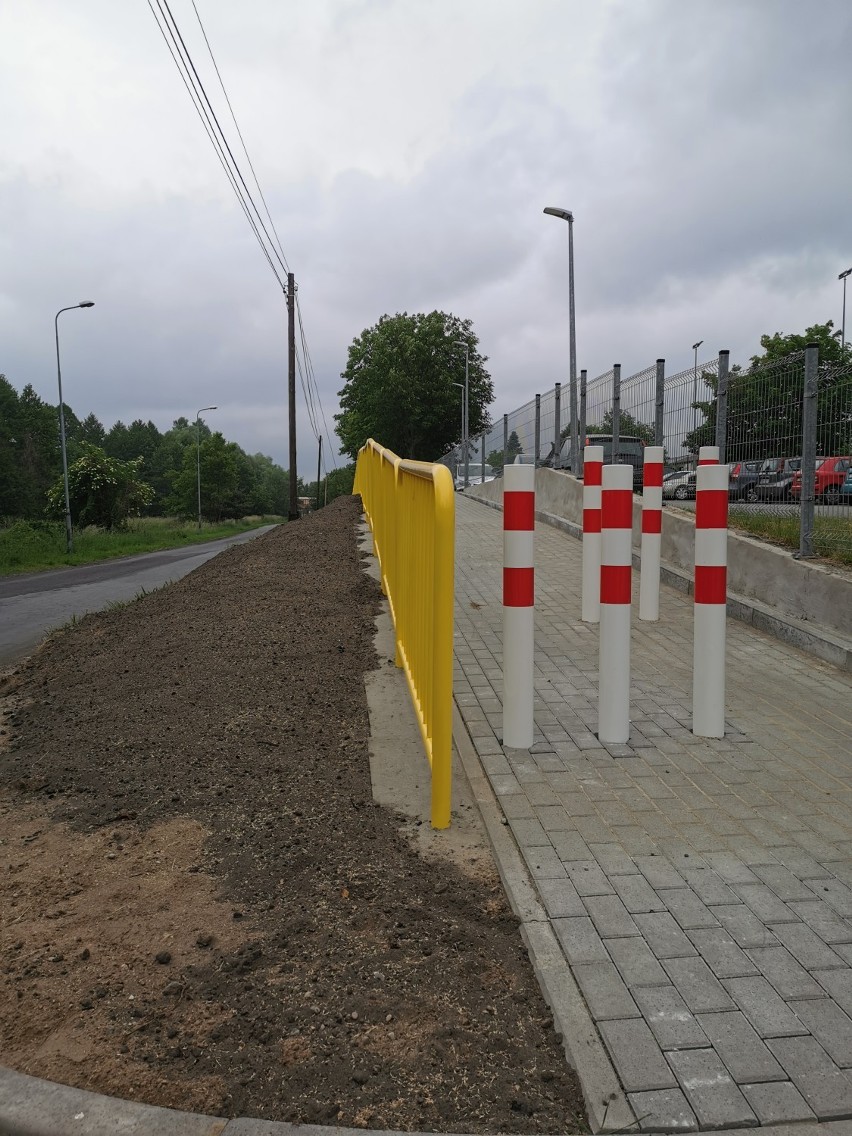 Nowy chodnik gotowy! Już nikt nie spadnie ze skarpy na ulicę. Łatwiej będą mieli niepełnosprawni