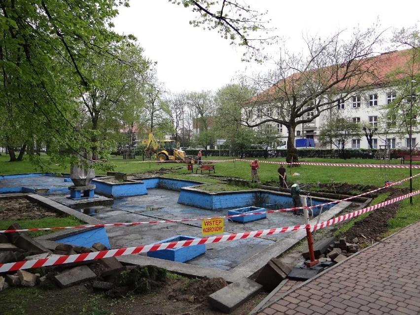Rozbiórka fontanny w parku Żwirki i Wigury