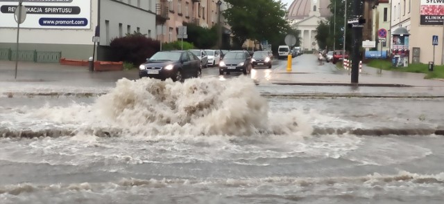 IMGW od rana ostrzegała przed możliwymi burzami w Kujawsko-Pomorskiem. Burza z silnym deszczem nadeszła nad Bydgoszcz po godz. 19.00, a opady zamieniły ulice w rzeki. Na ulicy Jagiellonów wybiła studzienka, deszcz całkowicie zatopił ulice, podtapiając samochody. Tramwaje przestały kursować....
Zobaczcie, jak to wyglądało po godz. 19.00 >>>

Zalane ulice w Bydgoszczy p oburzy 28.06.2020 r.
