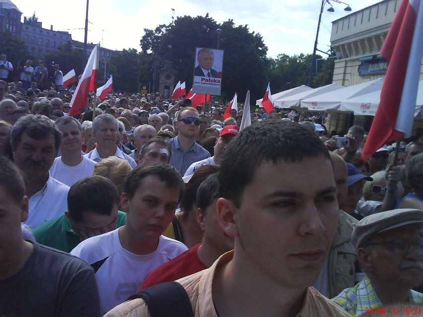 Tysiące Wrocławian przybyło pod pomnik Chrobrego na...
