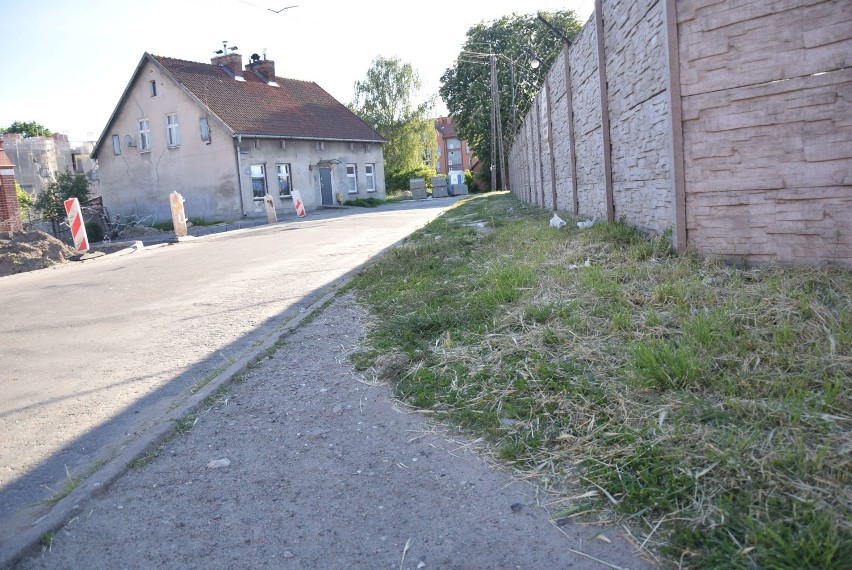 Malbork. Na Pasteura przechodnie nie czują się bezpiecznie, ale jeszcze poczekają na chodnik. Władze liczą, że AMW i spółdzielnia się dołożą