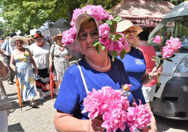 W ramach Dni Inowrocławia 2023 w inowrocławskich Solankach doskonale bawili się seniorzy, uczestnicząc w Marszu Kapeluszowym