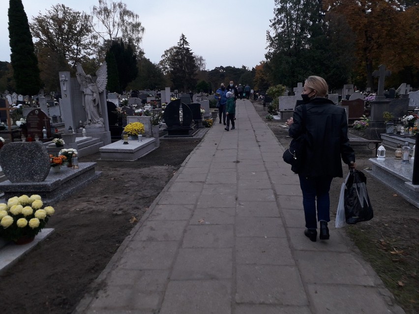 Jeszcze ok. g. 15.30 na największym cmentarzu w Grudziądzu...