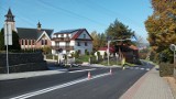 Gmina Bochnia. Zakończyła się przebudowa 1,4 kilometra drogi powiatowej w Gierczycach. Asfalt jest równy niczym stół. Zdjęcia
