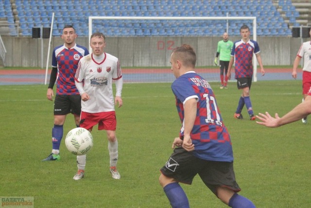W meczu 15. kolejki 4. ligi kujawsko-pomorskiej przy ulewnym deszczu gospodarz Lider Włocławek przegrał z Wisłą Nowe.

Bramki zdobyli: Wojtczak (6), Olach (43) - Horna (1, 75), Reszke (12), Myścich (58).