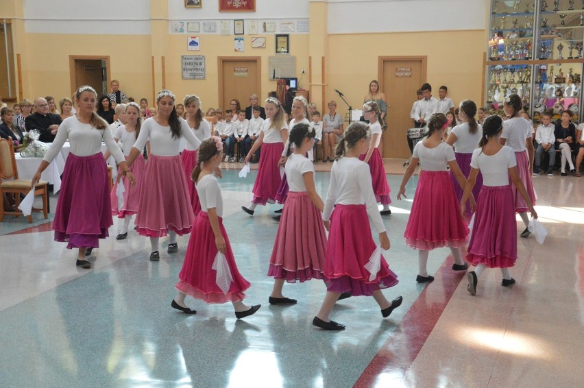 Taneczny i rozśpiewany początek roku szkolnego w głogowskiej SP 14 [FILM, ZDJĘCIA]