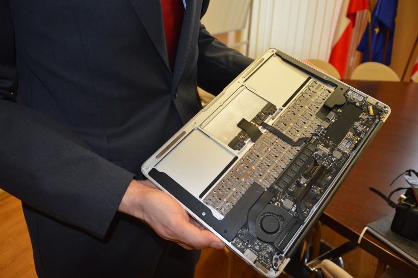 Żagań. Czy były burmistrz miasta zniszczył służbowy komputer?