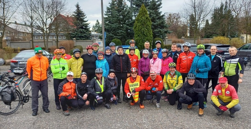 Członkowie Klubu Turystyki Rowerowej Goplanie w Kruszwicy...