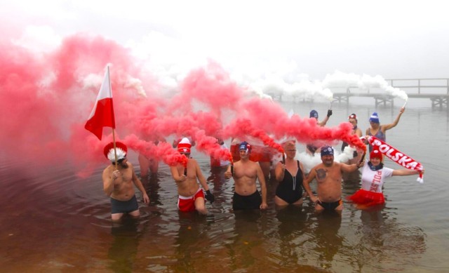 Dzień Niepodległości - morsy z Chełmna świętowały w wodzie