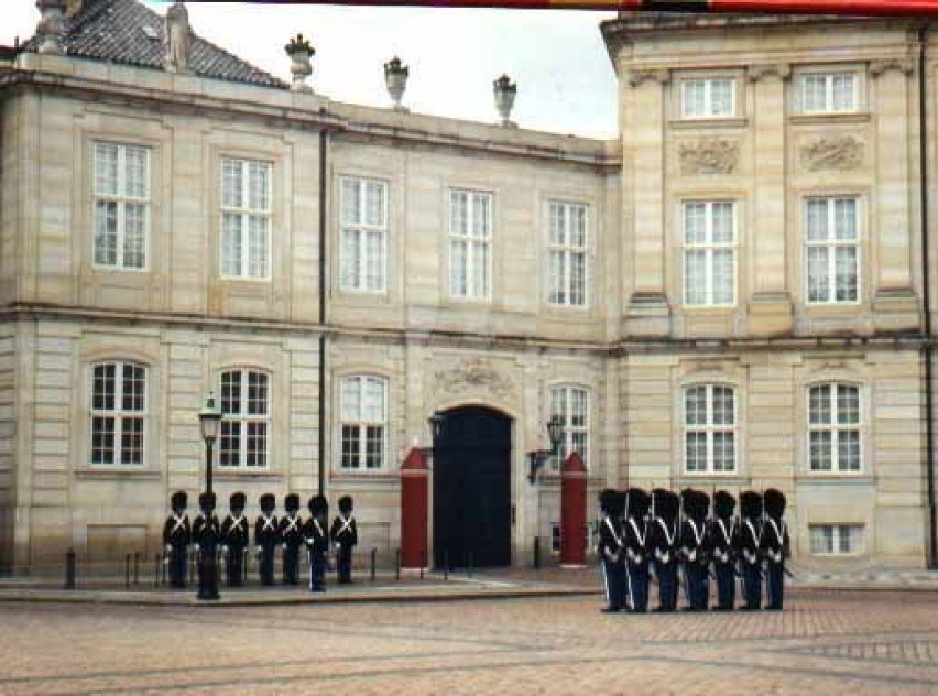 Zmiana warty przed pałacem Amalienborg