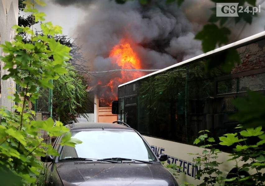 Pożar w Szczecinie. Spłonęły autobusy w bazie PKS przy ul. Heyki [ZDJĘCIA, WIDEO, AKTUALIZACJA]