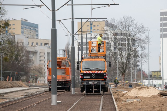 Postępują prace przy budowie trasy tramwajowej na Naramowice w Poznaniu. Niedługo na odcinku od pętli "Wilczak" do ul. Włodarskiej będą kursować tramwaje. Obecnie trwa montaż sieci trakcyjnej