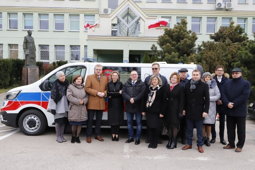 Jest nowy ambulans dla koneckiego szpitala. Przekazanie było bardzo uroczyste 