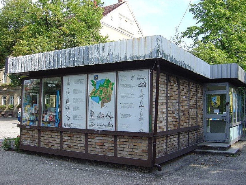 Pamiętacie "kiosk" na Rynku w Wolsztynie? Mamy zdjęcia z rozbiórki w 2005 roku