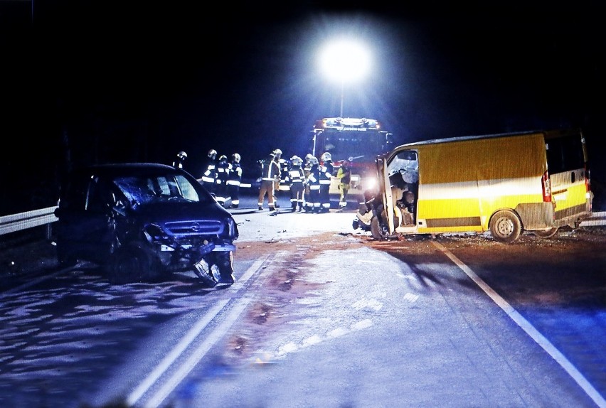 Wypadek w Gródku. Trzy osoby w szpitalach. Dwa auta roztrzaskane. Droga krajowa nr 28 była zablokowana [ZDJĘCIA]