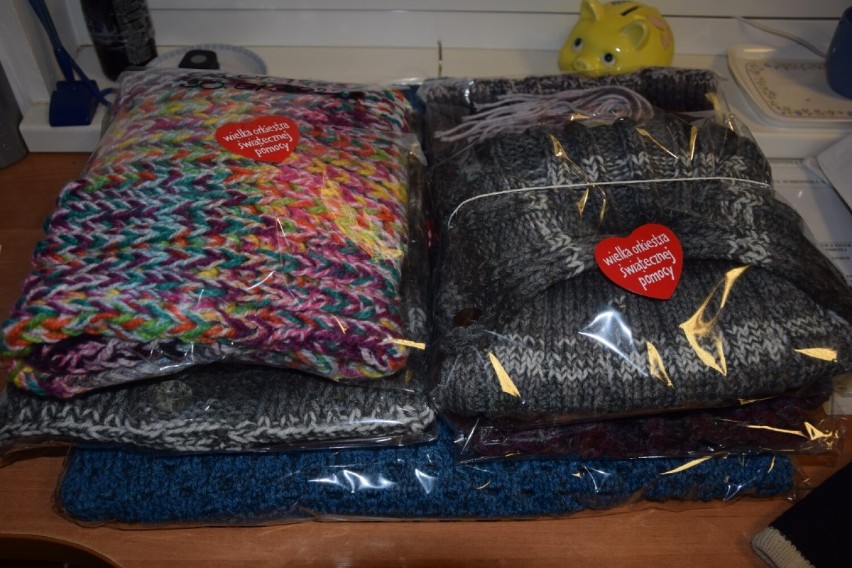 Bezdomny z lęborskiej noclegowni przekazał na WOŚP własnoręcznie wykonaną na drutach odzież