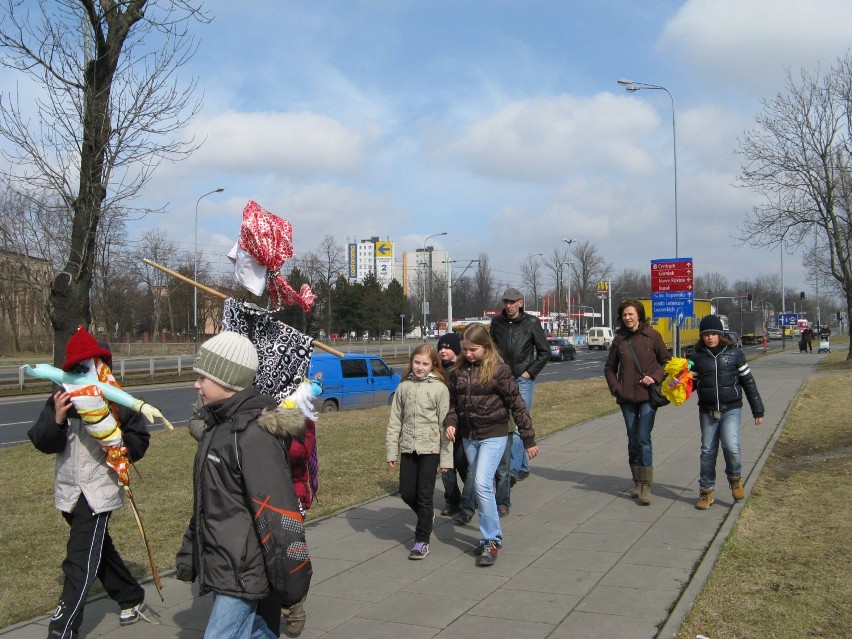 Siedem, kolorowych kukieł zatopili uczniowie Szkoły...