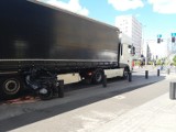 Motocykl wpadł pod ciężarówkę w centrum Szczecina