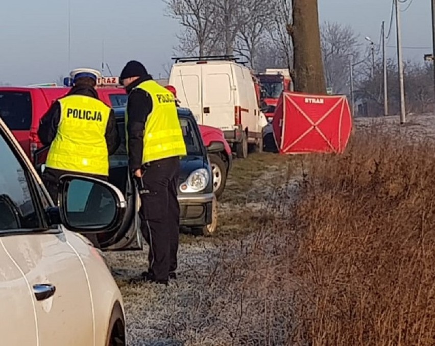 Wypadek w Węgorzewie: jedna osoba nie żyje, są ranni