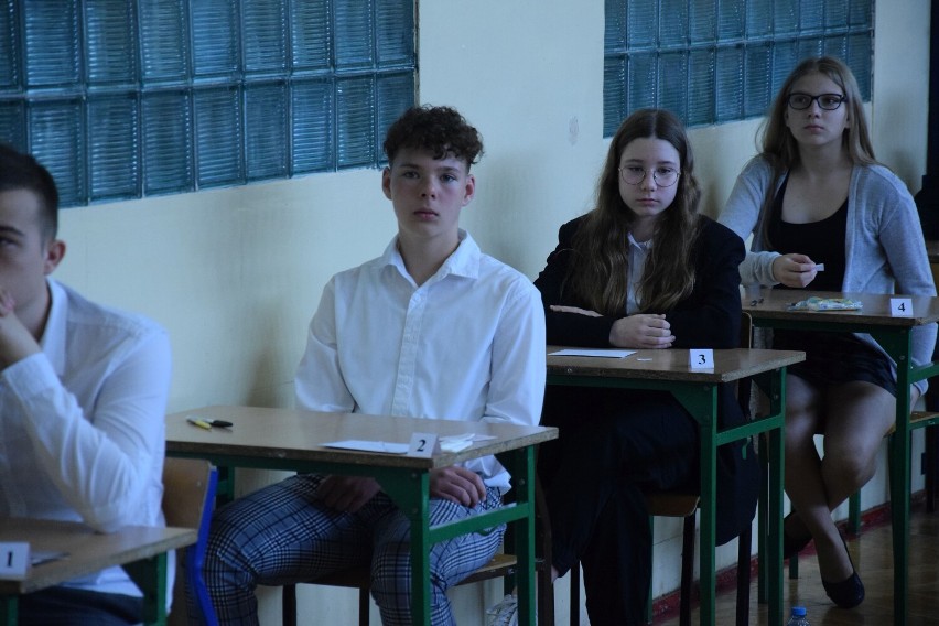 Egzamin ósmoklasisty w Szkole Podstawowej nr 5 w Śremie. Uczniowie zmagali się z językiem polskim [zdjęcia]