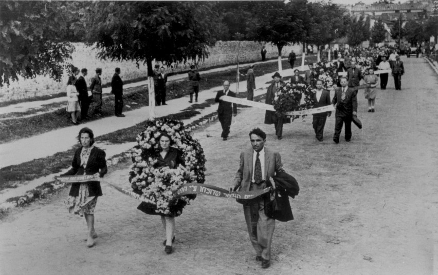 8 lipca 1946 , Pogrzeb ofiar pogromu. W tle prawdopodobnie...