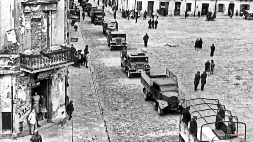 Kondukt pogrzebowy ofiar pogromu, przejeżdżający przez plac...