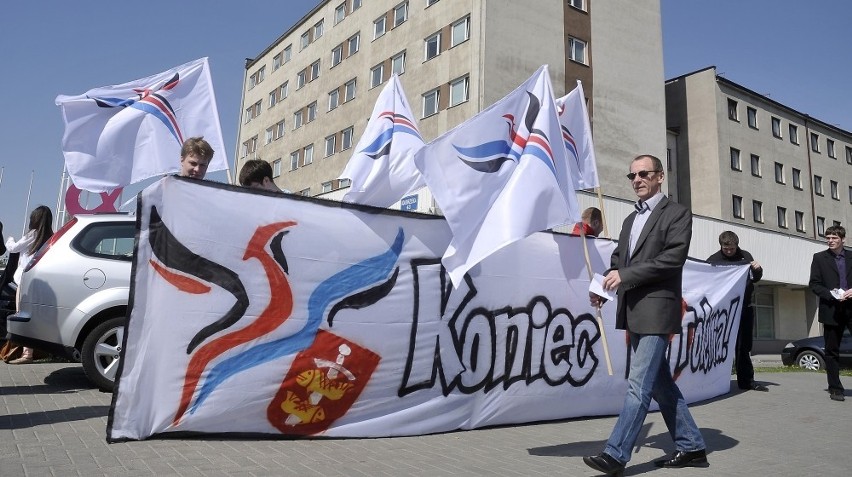 Gdańsk, Gdynia: Pikieta przed skarbówkami. PalPITacja 2012 - spalili pity w ramach protestu