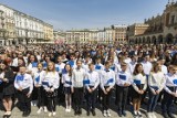 Kraków. Obchody 18-lecia Polski w Unii Europejskiej z odśpiewaniem hymnów i przemarszem [ZDJĘCIA]