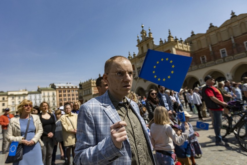 Kraków. Obchody 18-lecia Polski w Unii Europejskiej z odśpiewaniem hymnów i przemarszem [ZDJĘCIA]