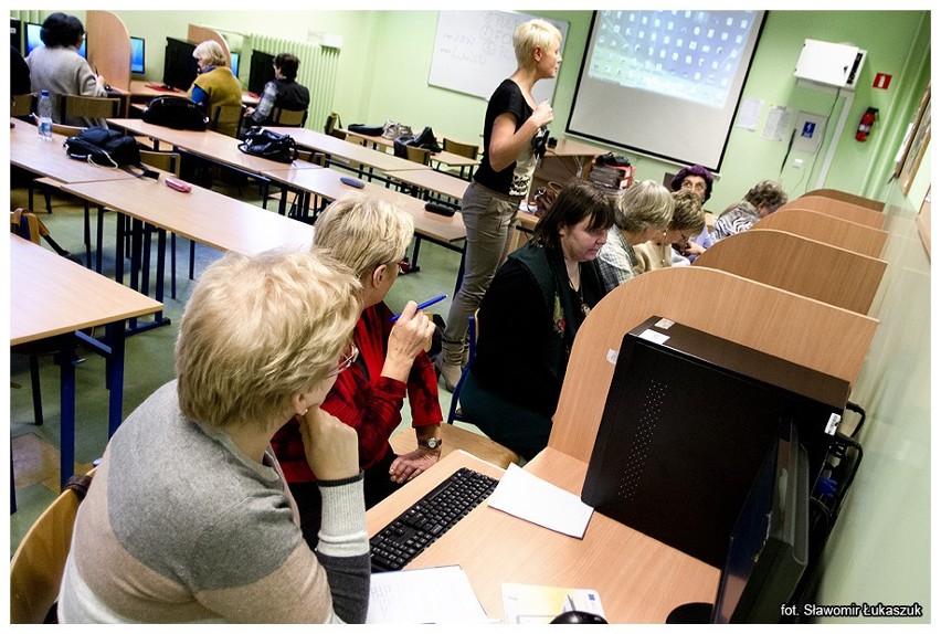 Lęborski Uniwersytet Trzeciego Wieku na kursie komputerowym