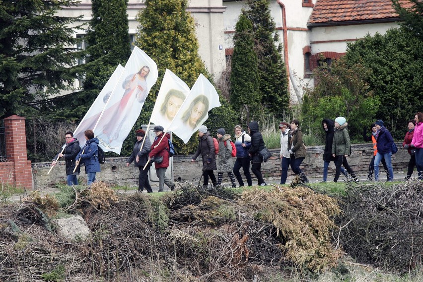  Kobiety idą w Drodze Krzyżowej [ZDJĘCIA]