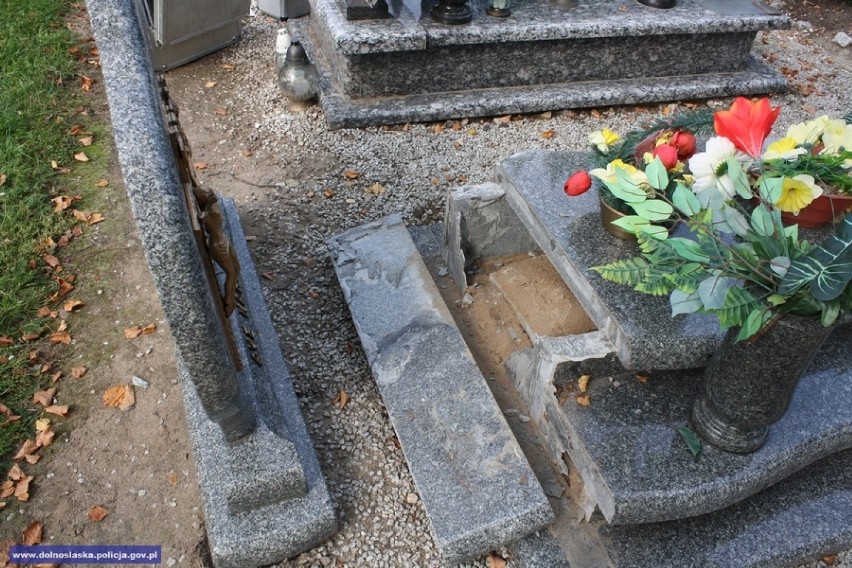 32-latek zdewastował cmentarz. Kompletnie pijany niszczył nagrobki (ZDJĘCIA)