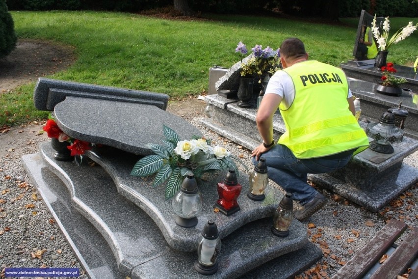 32-latek zdewastował cmentarz. Kompletnie pijany niszczył nagrobki (ZDJĘCIA)