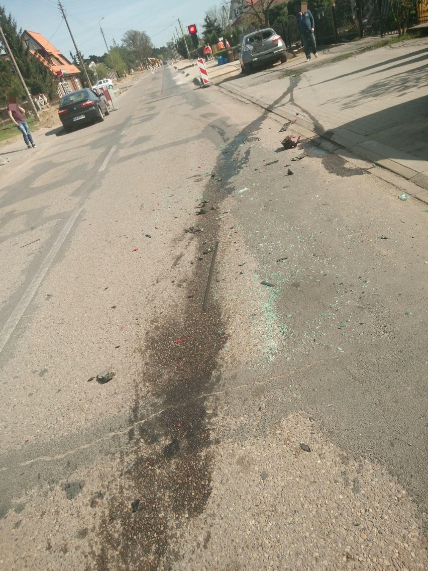 Kierowca volkswagena wjechał w tył renaulta na ulicy Grodzkiej we Włocławku i uciekł z miejsca zdarzenia [zdjęcia]